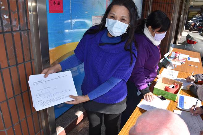 国民党工出示一早就有上百名民眾前来连署。（谢明俊摄）