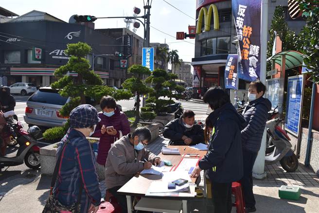国民党设在竹南镇长青公园前的连署站，出现不少民眾连署。（谢明俊摄）