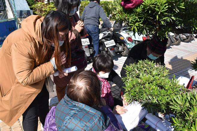 有民眾向国民党工一次索取2分空白连署书带回邀请家人邻居一起连署。（谢明俊摄）