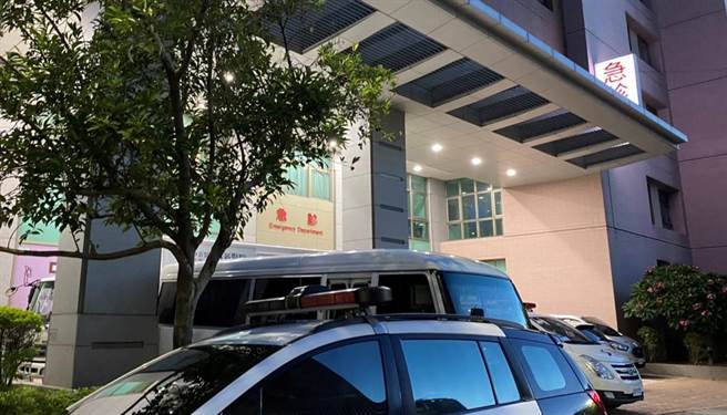 一名中年男子8日深夜10點半路倒到台中市朝富路一超商旁，救護人員到場發現他已無生命徵象，經送林新醫院搶救，目前收治在加護病房中。（馮惠宜攝）