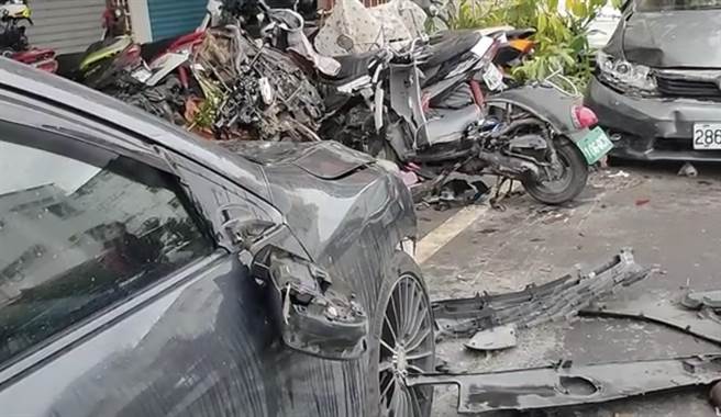 黑色掀背车沿途衝撞14辆汽机车，现场如大爆炸。（花莲警分局提供／王志伟花莲传真）