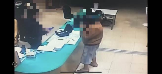 民眾在派出所內進行酒測。（林宏聰翻攝）