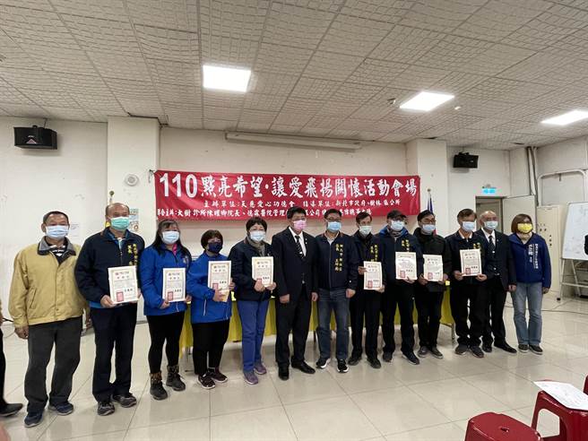 天慈爱心功德会与树林区公所等单位合作举办爱心关怀活动，发放关怀金给150位贫寒人士。（记者蔡雯如摄）