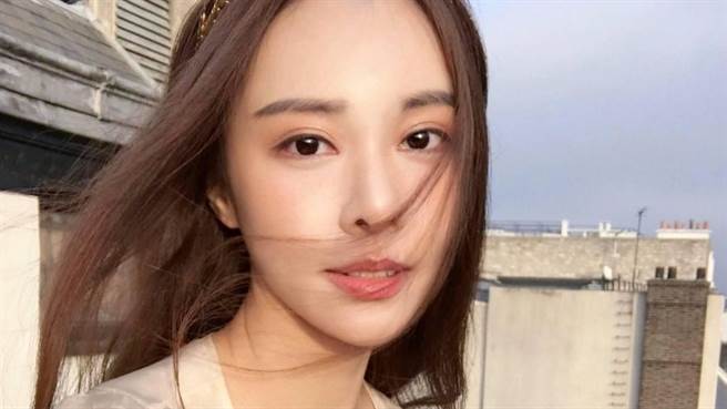 李元玲深V洋装飘仙气，大方秀火辣身材。（图／IG@cathrynli）