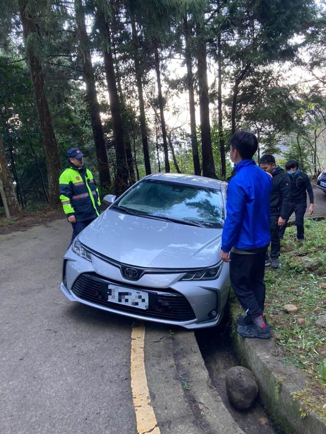 新北市張姓男子座車卡在排水溝，頭份警分局蓬萊所員警協助脫困。（頭份警分局提供／謝明俊苗栗傳真）