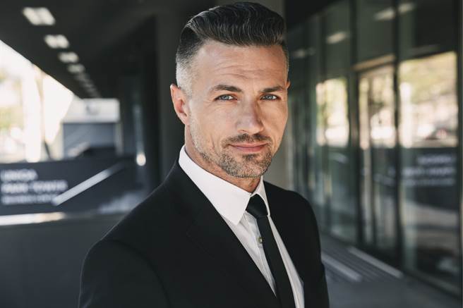 有些生肖男越老越帥氣，因此身邊不乏有追求者。(示意圖/達志影像)