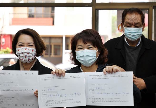 嘉義市長黃敏惠（右）、副市長陳淑慧簽署反萊豬公投連署書。（廖素慧攝）