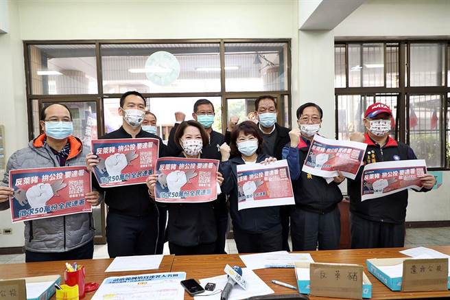 嘉義市長黃敏惠、副市長陳淑慧及黨籍議員、幹部簽署反萊豬公投連署書。（廖素慧攝）