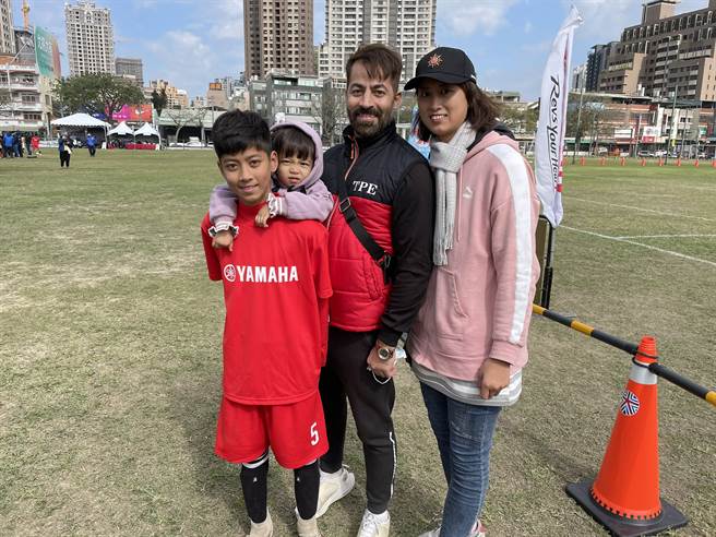 欧阳諆（左）一家人。（毛琬婷摄）