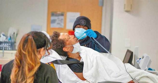 美國的新冠疫情又加劇，許多人擔心是否是變種病毒。（圖／達志／路透社）