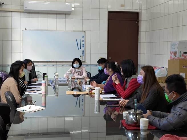 市议员徐瑄沣9日在潭子潭水亭会议室举行座谈，出席的台中市政府消保官及卫生局专员与王海云慈善发展协会聘请的律师，都详尽为申诉民眾解说。（市议员徐瑄沣服务处提供）