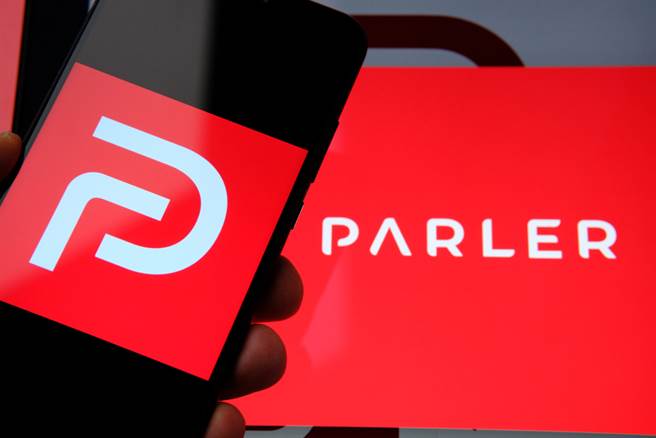 Google表示，立即将Parler的软体从线上商城下架；苹果公司则下通牒，要求在24小时内删除煽动文章。（示意图／达志影像）