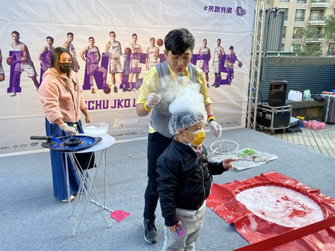 泡泡魔術師在新竹縣立體育館門口跟小球迷互動。(黃及人攝)