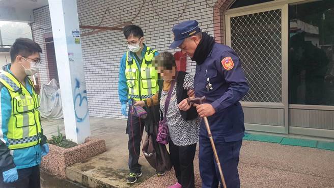 49岁姓萧员警今中午追窃嫌时倒地，送医不治。他上个月热心关心独居长辈，深获长官嘉许。（王志伟花莲传真）