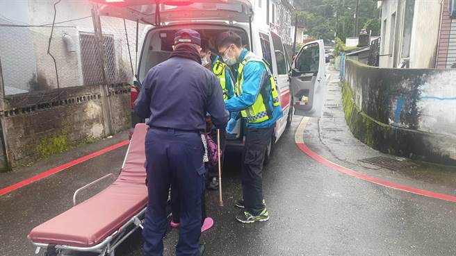 上个月，萧姓警员得知辖区独居长辈滑倒，主动关怀并送医观察。没想到今执勤死亡。（王志伟花莲传真）