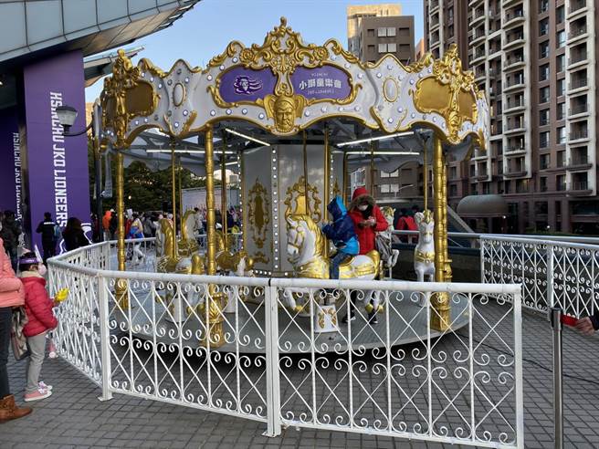就連旋轉木馬都直接搬到新竹縣立體育館門口了。(黃及人攝)