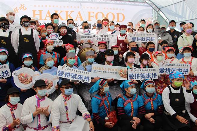 客家小炒全国争霸赛中区初赛9日在苗栗北苗公有零售市场登场，来自苗栗、台中、南投、云林30组参赛者大展身手，炒出料丰味美的客家小炒。(何冠娴摄)