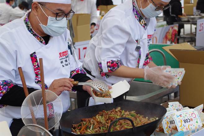 客家小炒全国争霸赛中区初赛9日登场，各地料理好手一展长才，现场客家小炒香气四溢，让人食指大动。（客委会提供／何冠娴苗栗传真）