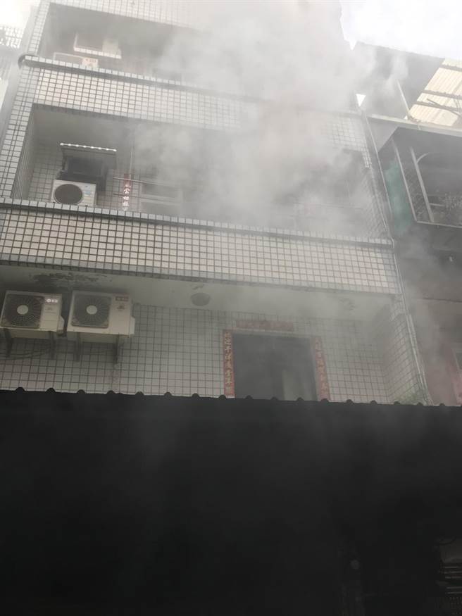 三芝家庭式工厂疑电线走火酿火警　2大1小一度受困（戴上容翻摄）