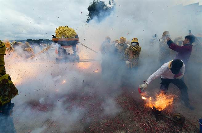 台东妈祖文化祭9日登场，北港朝天宫带来传统「犁炮」，由炮手利用火炉加热的犁铁点燃排炮，掷向神轿底。（庄哲权摄）