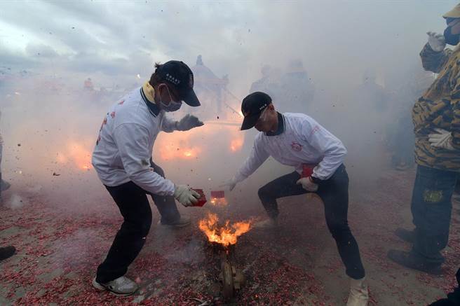 台东妈祖文化祭9日登场，北港朝天宫带来传统「犁炮」，由炮手利用火炉加热的犁铁点燃排炮，掷向神轿底。（庄哲权摄）
