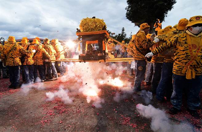 台东妈祖文化祭9日登场，北港朝天宫带来传统「犁炮」，由炮手利用火炉加热的犁铁点燃排炮，掷向神轿底。（庄哲权摄）