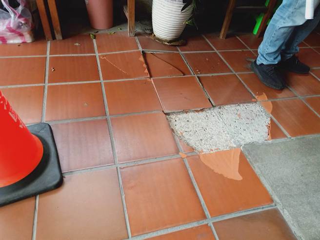 芦洲区鹭江国中地砖因热涨冷缩大量爆裂，却苦无经费维修，新北市议员李坤城8日会勘，全校各楼层地砖都有爆裂状况，学生安全堪忧；教育局表示，最快会在寒假时改善完成。（新北市议员李坤城提供／戴上容新北传真）