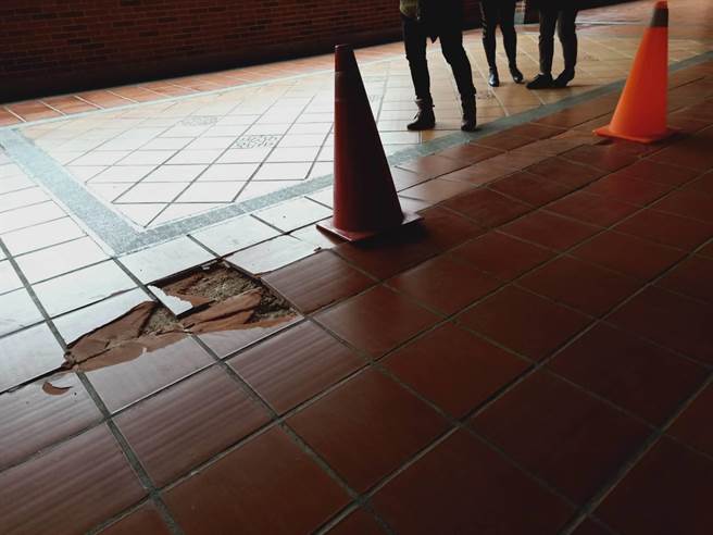 芦洲区鹭江国中地砖因热涨冷缩大量爆裂，却苦无经费维修，新北市议员李坤城8日会勘，全校各楼层地砖都有爆裂状况，学生安全堪忧；教育局表示，最快会在寒假时改善完成。（新北市议员李坤城提供／戴上容新北传真）