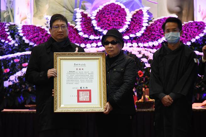 新竹縣長楊文科（左）頒發縣長褒揚令給家屬，感謝徐木珍對於客家音樂、文化的貢獻。（莊旻靜攝）