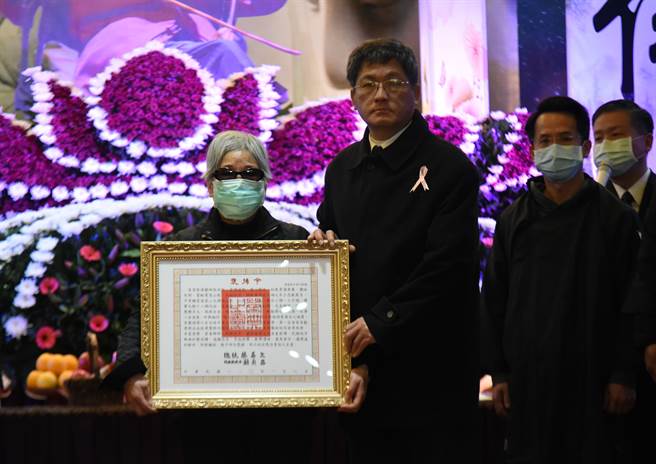 徐木珍日前辭世，客委會主委楊長鎮（左二）9日於告別式中，頒發總統褒揚令給家屬，感謝徐木珍對於客家音樂、文化的貢獻。（莊旻靜攝）
