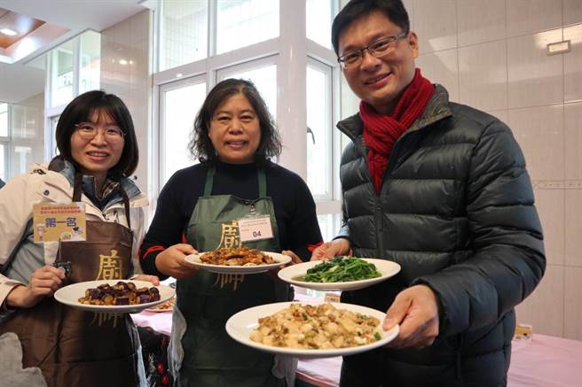 嘉义县布袋镇新塭国小获得县内学校午餐在地食材厨艺竞赛冠军，校长谢桐伟（右）讚扬学校午餐主厨苏淑玲（中）的厨艺高超。（张毓翎摄）