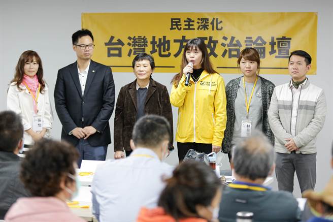 民主深化论坛：台湾地方政治论坛」南部场9日在高雄举行，立委陈椒华（左三）、高市议员林于凯（右一）等人与南部NGO组织及公民团体对话，期盼在南部环境议题上推动民主审议、公民参与。（袁庭尧摄）