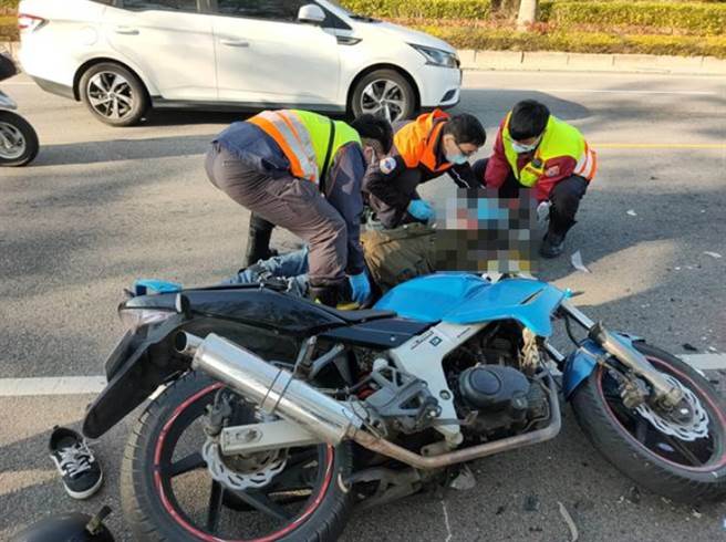 金門伯玉路下午發生車禍，重機騎士撞上違停小貨車，緊急送醫救治中。（民眾提供）