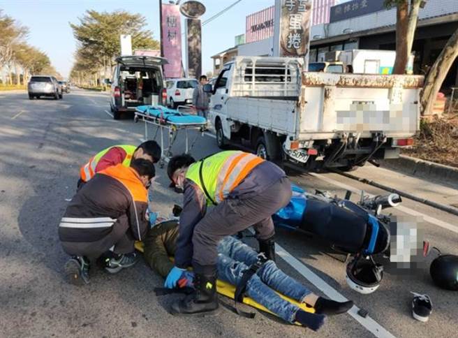 金門伯玉路下午發生車禍，重機騎士撞上違停小貨車，緊急送醫救治中。（民眾提供）