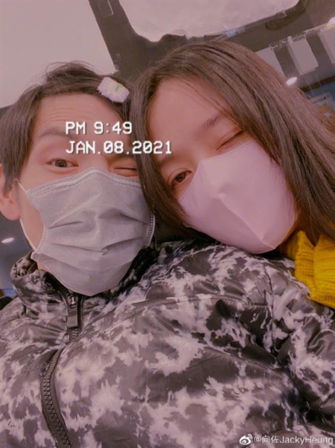 近日向佐在社群平台晒恩爱，告白郭碧婷母女，一家三口甜蜜照闪瞎大票网友。(图/ 摘自向佐微博)