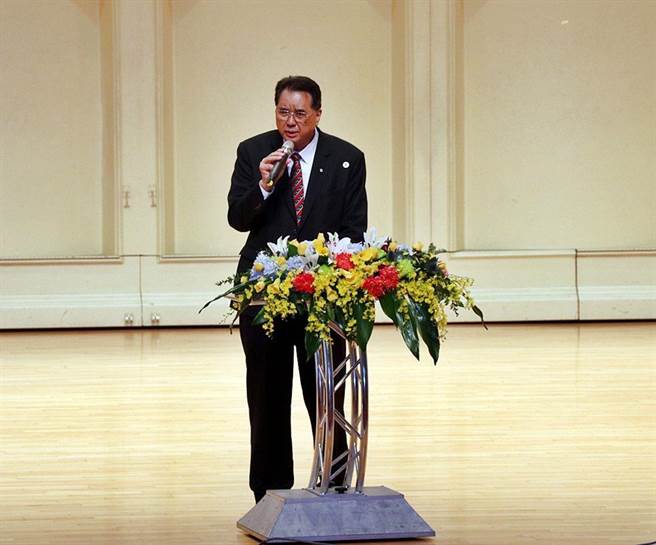 温苹社会福利慈善事业基金会董事长江温良鼓励学子力争上游。（嘉义市政府提供）