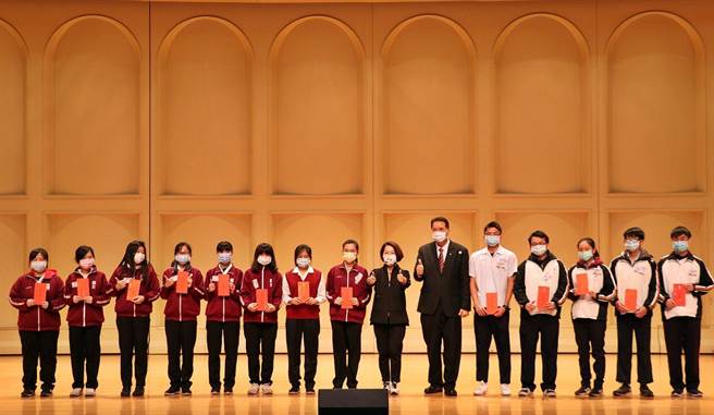 温苹社会福利慈善事业基金会颁发奖助学金给优秀青少年学子。（嘉义市政府提供）