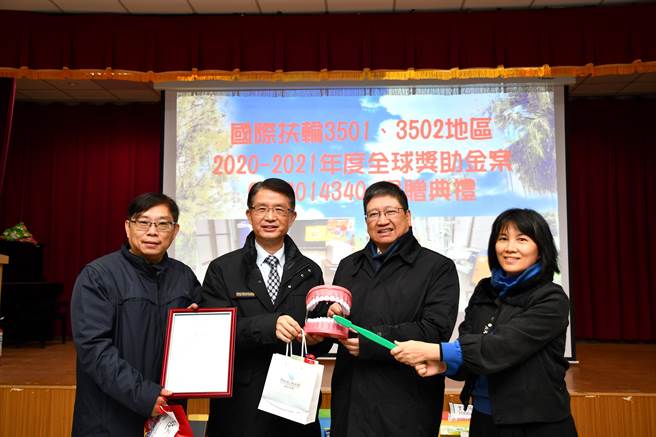 新竹县照门、梅花国小获赠现代化牙科医疗设备，得国际扶轮3501、3502地区8个扶轮社跟日本2760地区名古屋大须扶轮社捐助，照顾在地学童的牙齿健康。（庄旻静摄）