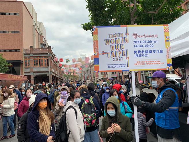 Taishin Women Run TPE连续第2年与台北霞海城隍庙合作，于9日在庙前广场举办参拜与掷筊活动。(主办单位提供)