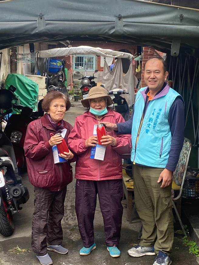 寒流侵袭，旗山区三协里里长刘文宝（右）为了让里民长辈能多喝温水保暖，自掏腰包购买保温瓶给有需要的长辈，让长辈们感到超温馨。（林雅惠摄）