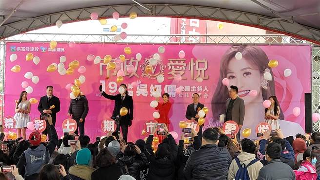  「市政爱悦」今举办活动找来超偶出生的张芸京到场演唱，为个案代言的金钟女主持人吴姗儒也现身与粉丝互动。（王莫昀摄）