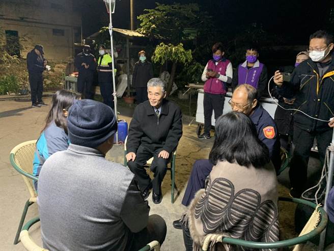 警政署驻区督察何剑训（右后坐者１）代表署长陈家钦，偕同花莲县警察局长蔡丁贤（左座者）前往萧员家中慰问。（玉里警分局提供／王志伟花莲传真）