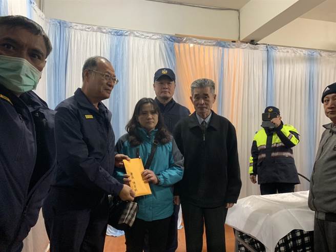 警政署驻区督察何剑训代表署长陈家钦，偕同花莲县警察局长蔡丁贤前往慰问家属，并致赠慰问金，蔡丁贤表示，全力协助家属办理后事，也将报请警政署因公死亡抚恤。（玉里警分局提供／王志伟花莲传真）