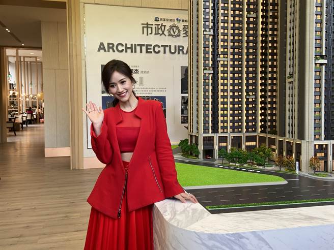 金钟奖主持人吴姗儒Sandy，9日来台中市担任一日店长，还举办签书会。（卢金足摄）