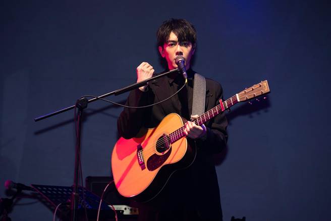 李友廷在現場賣力自彈自唱。（華研國際提供）