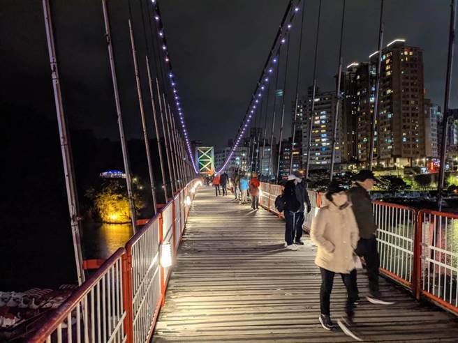 碧潭吊桥晚间传出女子落水事故。（民眾提供）