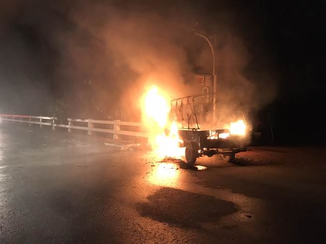 台南市楠西區曾文三號橋今晚7點36分發生貨車撞橋墩意外，車上1人燒成焦屍。（讀者提供／劉秀芬台南傳真）