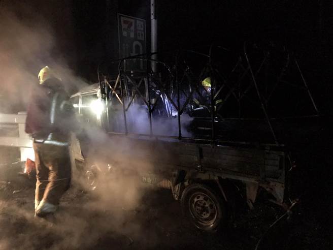 台南市楠西區曾文三號橋今晚7點36分發生貨車撞橋墩意外，車上1人燒成焦屍。（讀者提供／劉秀芬台南傳真）