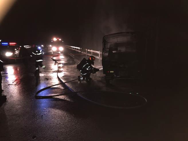 台南市楠西區曾文三號橋今晚7點36分發生貨車撞橋墩意外，車上1人燒成焦屍。（讀者提供／劉秀芬台南傳真）