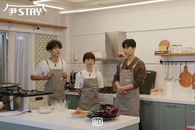 崔宇植（左起）、郑有美、李瑞镇在《尹STAY》经营接待在韩外国人的「韩屋民宿」。（爱奇艺国际站提供）